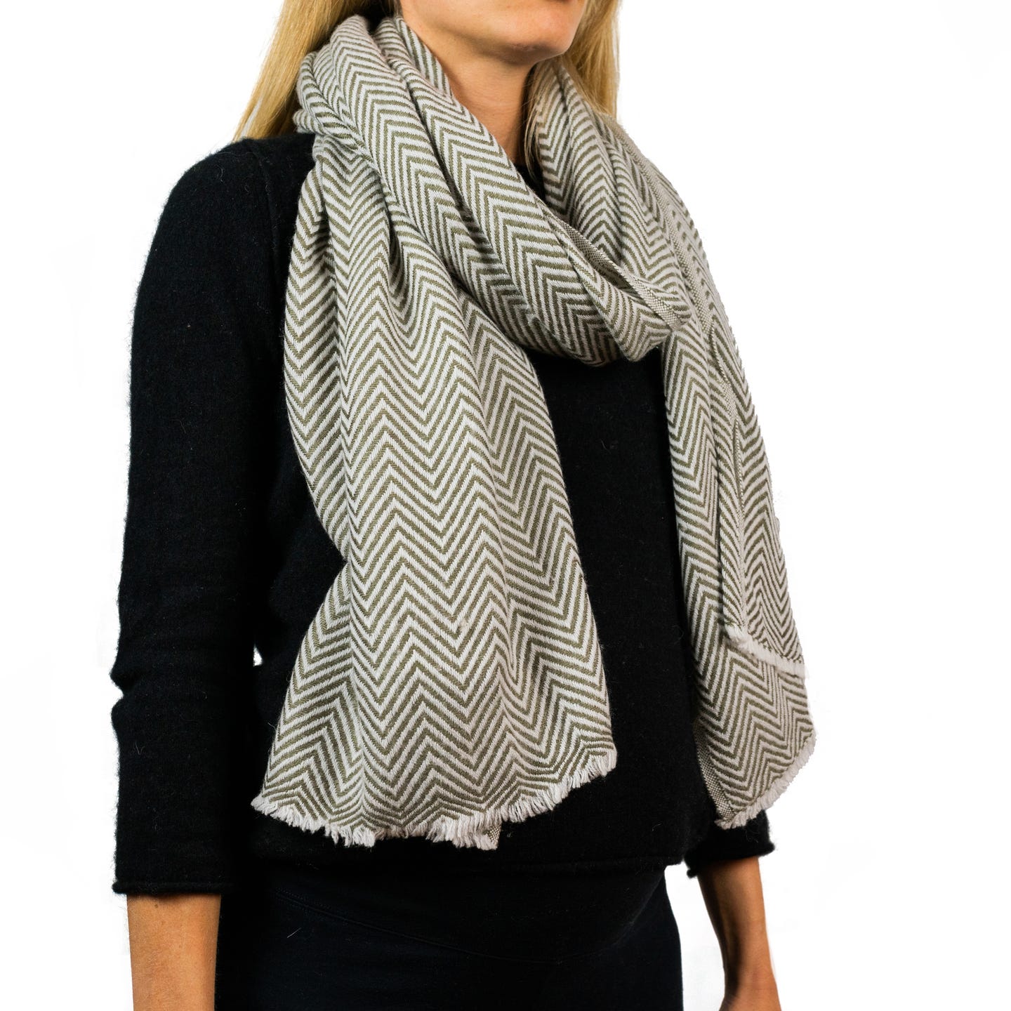 Eleganter hellgrauer Kaschmirschal mit mittelgroßem Fischgrätenmuster, handgewebt in Nepal.