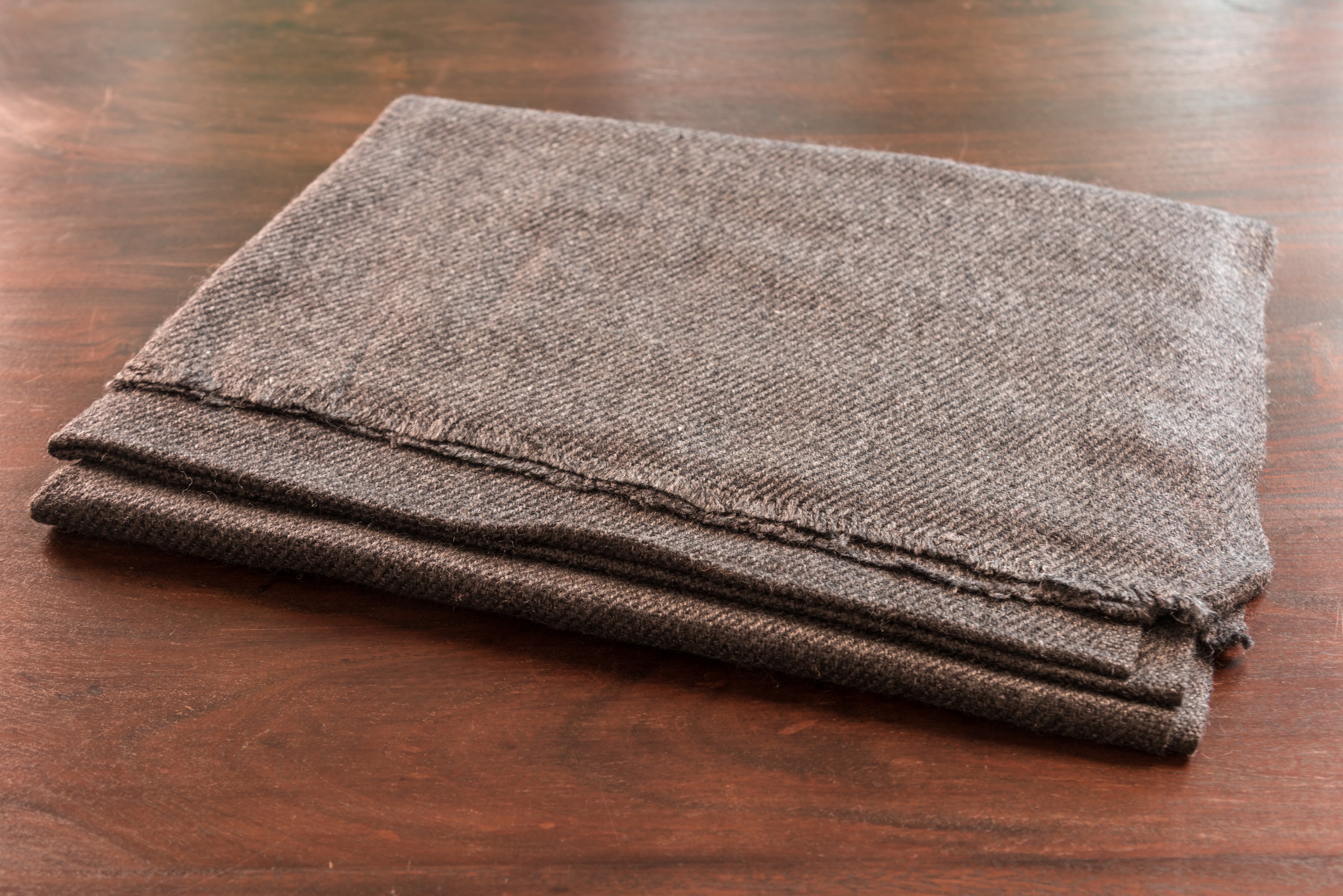 Eleganter schwarzgrauer Kaschmirschal, handgewebt in Nepal, mit den Maßen 190 cm x 68 cm.