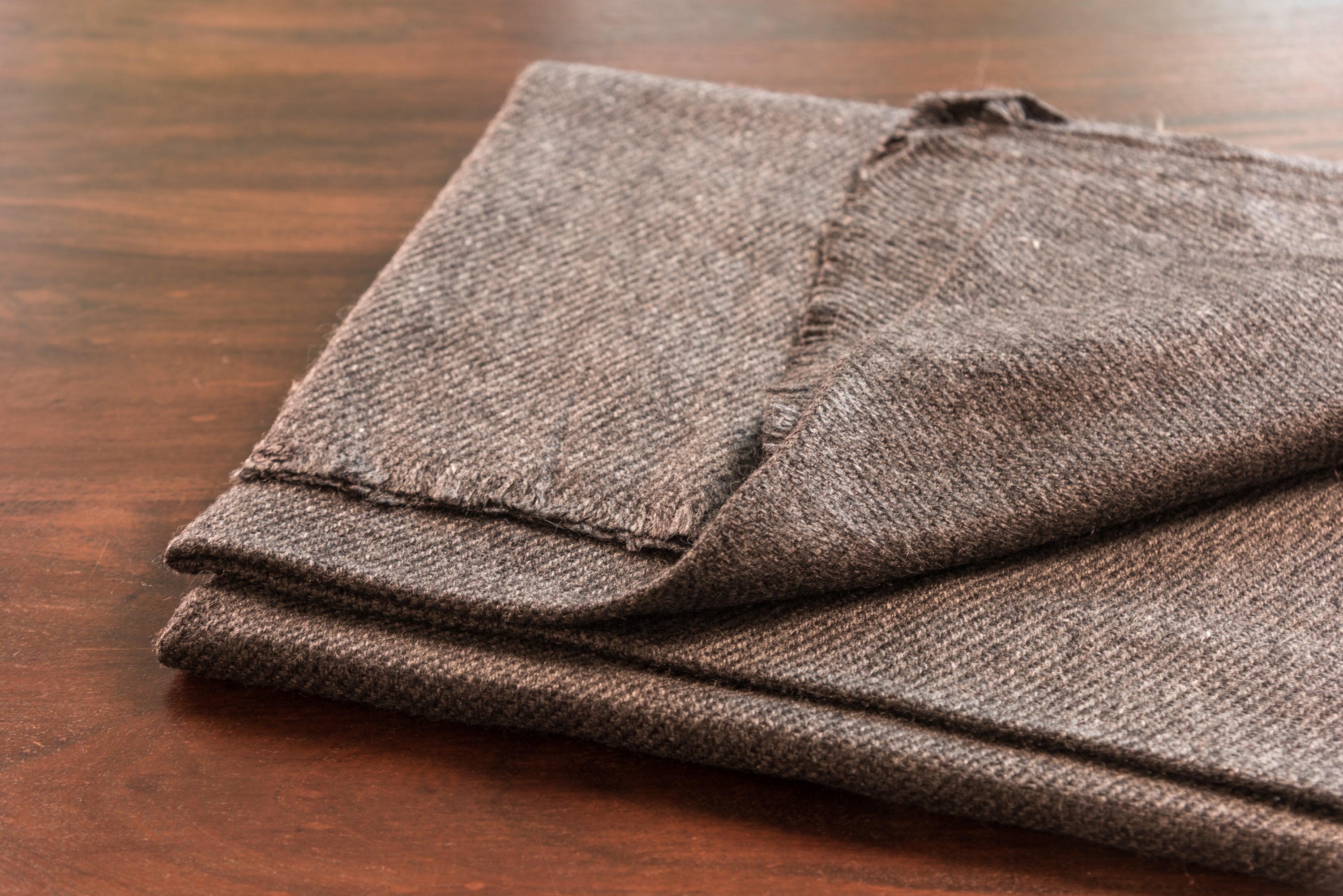 Eleganter schwarzgrauer Kaschmirschal, handgewebt in Nepal, mit den Maßen 190 cm x 68 cm.