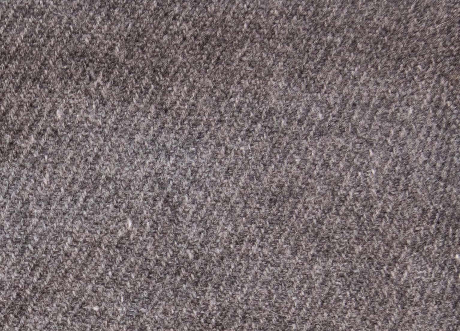 Eleganter schwarzgrauer Kaschmirschal, handgewebt in Nepal, mit den Maßen 190 cm x 68 cm.