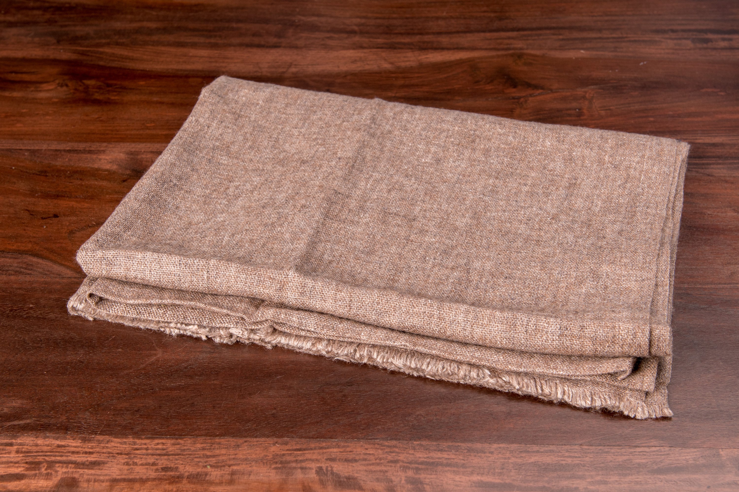 Dunkelbraunes Kaschmirtuch aus 100% Kaschmir, handgewebt in Nepal, mit eleganten Maßen von 190 cm x 68 cm.