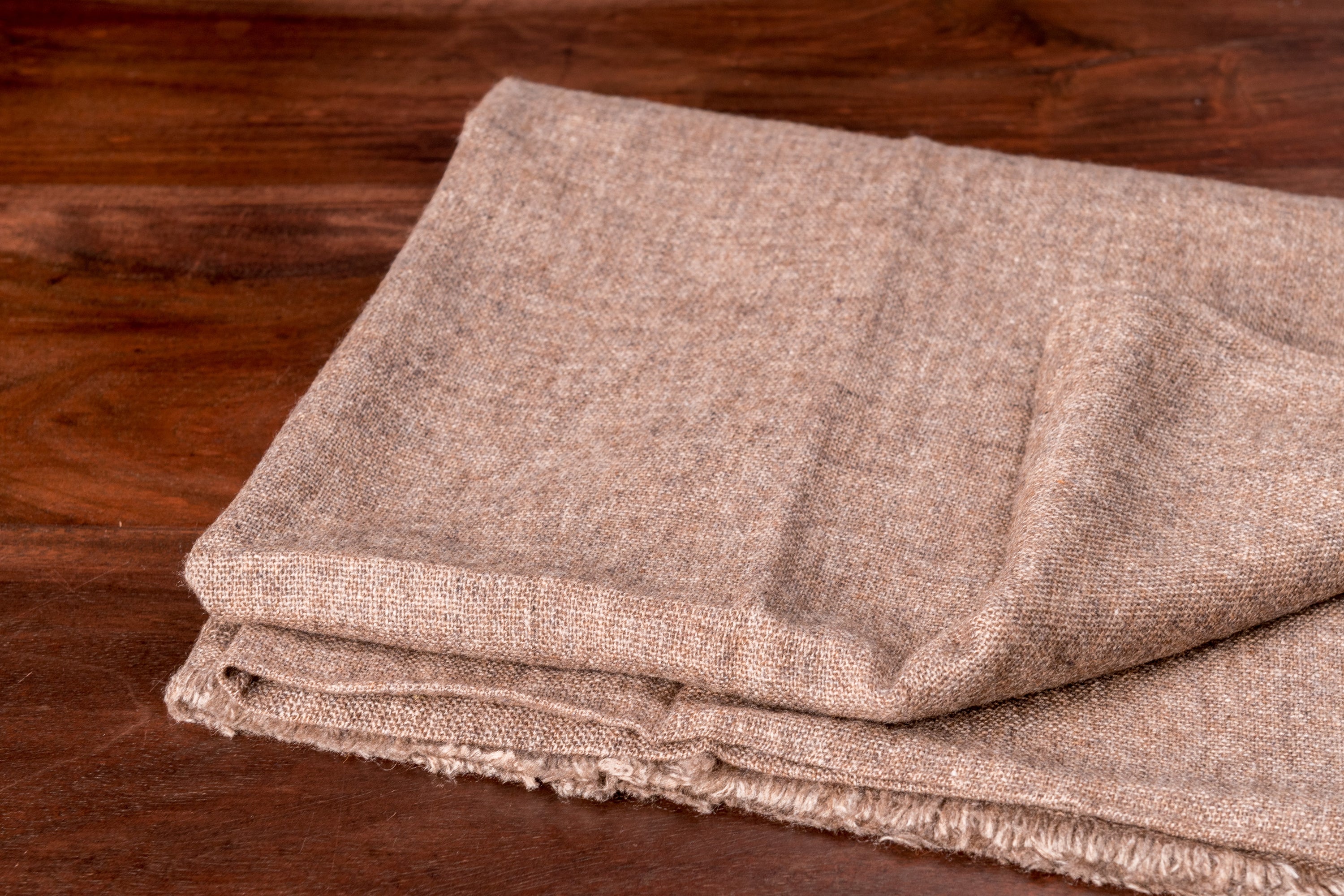 Dunkelbraunes Kaschmirtuch aus 100% Kaschmir, handgewebt in Nepal, mit eleganten Maßen von 190 cm x 68 cm.