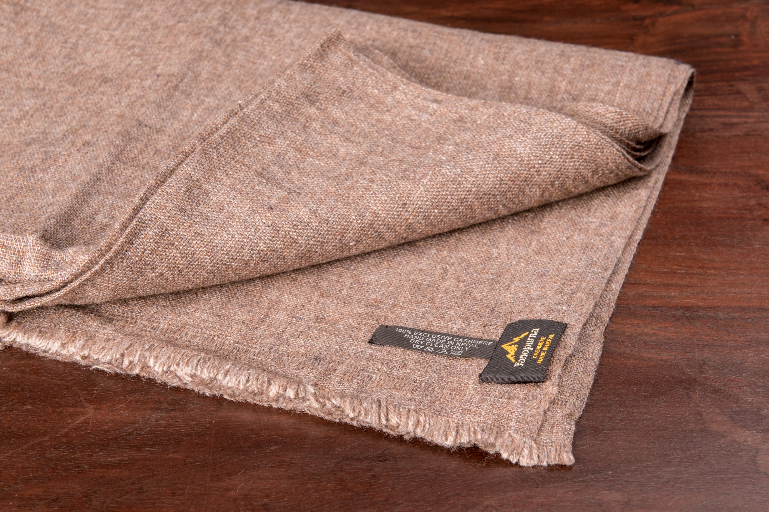 Dunkelbraunes Kaschmirtuch aus 100% Kaschmir, handgewebt in Nepal, mit eleganten Maßen von 190 cm x 68 cm.