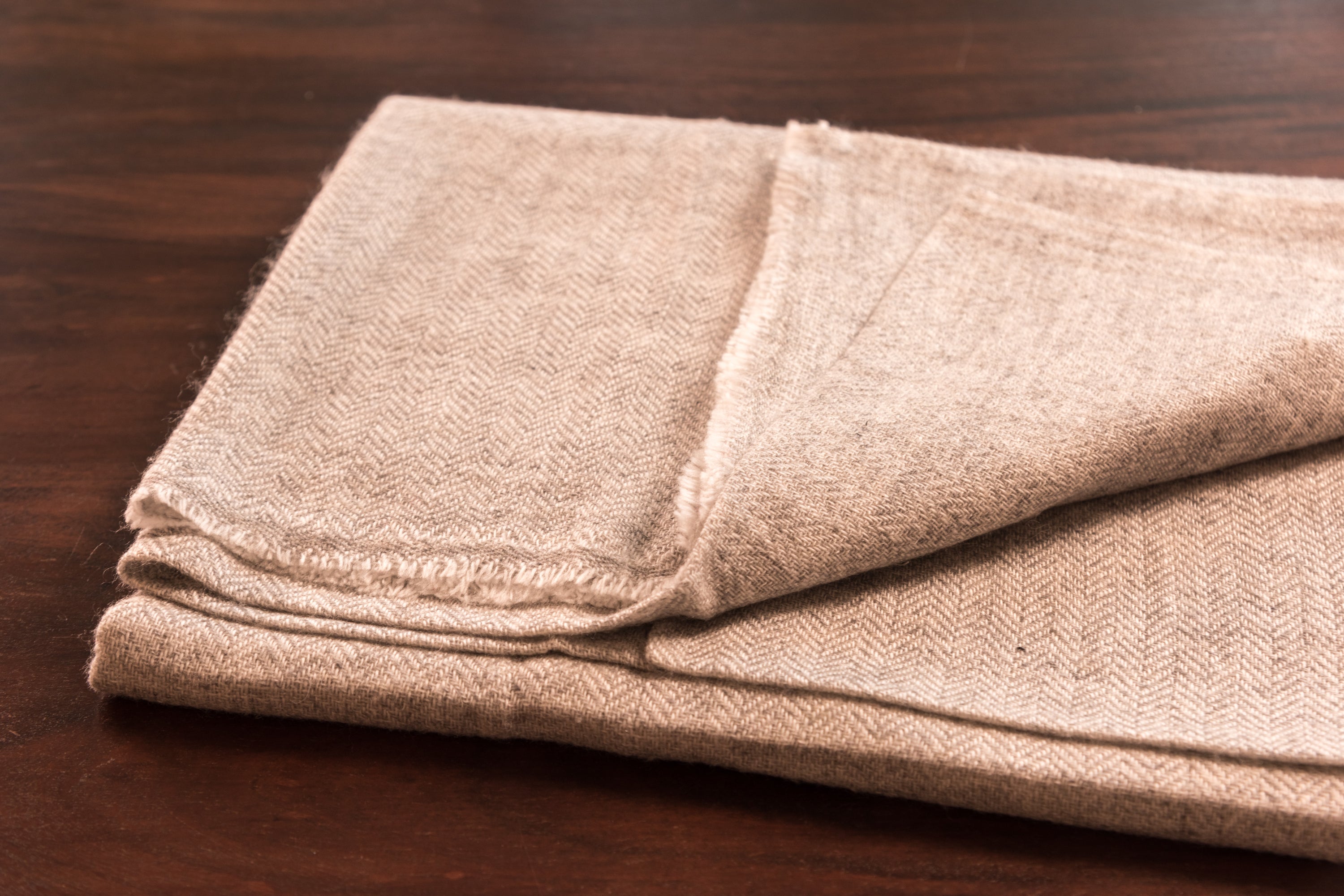 Graues Kaschmirtuch mit Fischgrätenmuster, handgewebt in Nepal, 190 cm x 68 cm, leicht und warm.