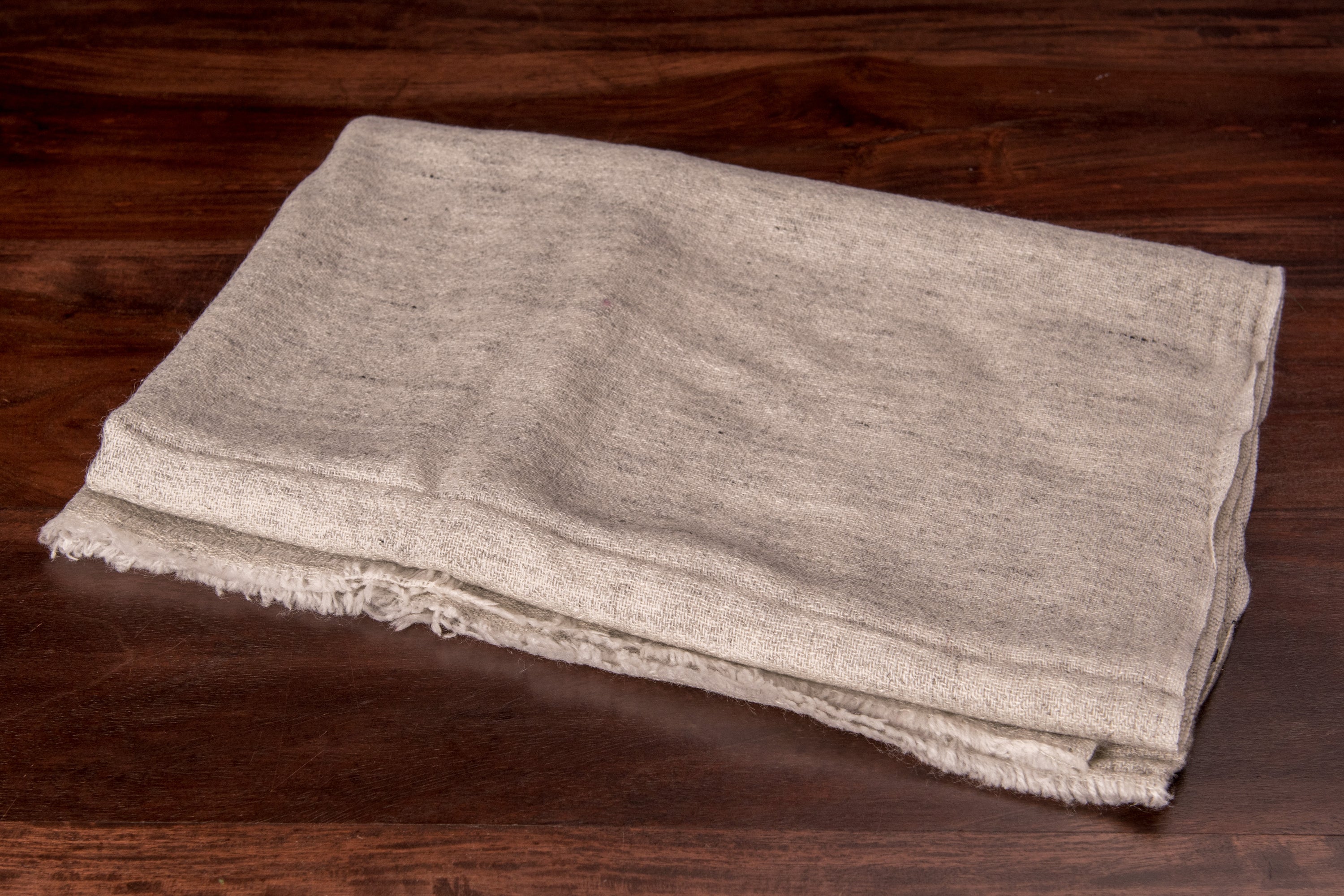 Hellgraues Kaschmirtuch mit Fischgrätenmuster, handgewebt in Nepal, leicht und elegant.