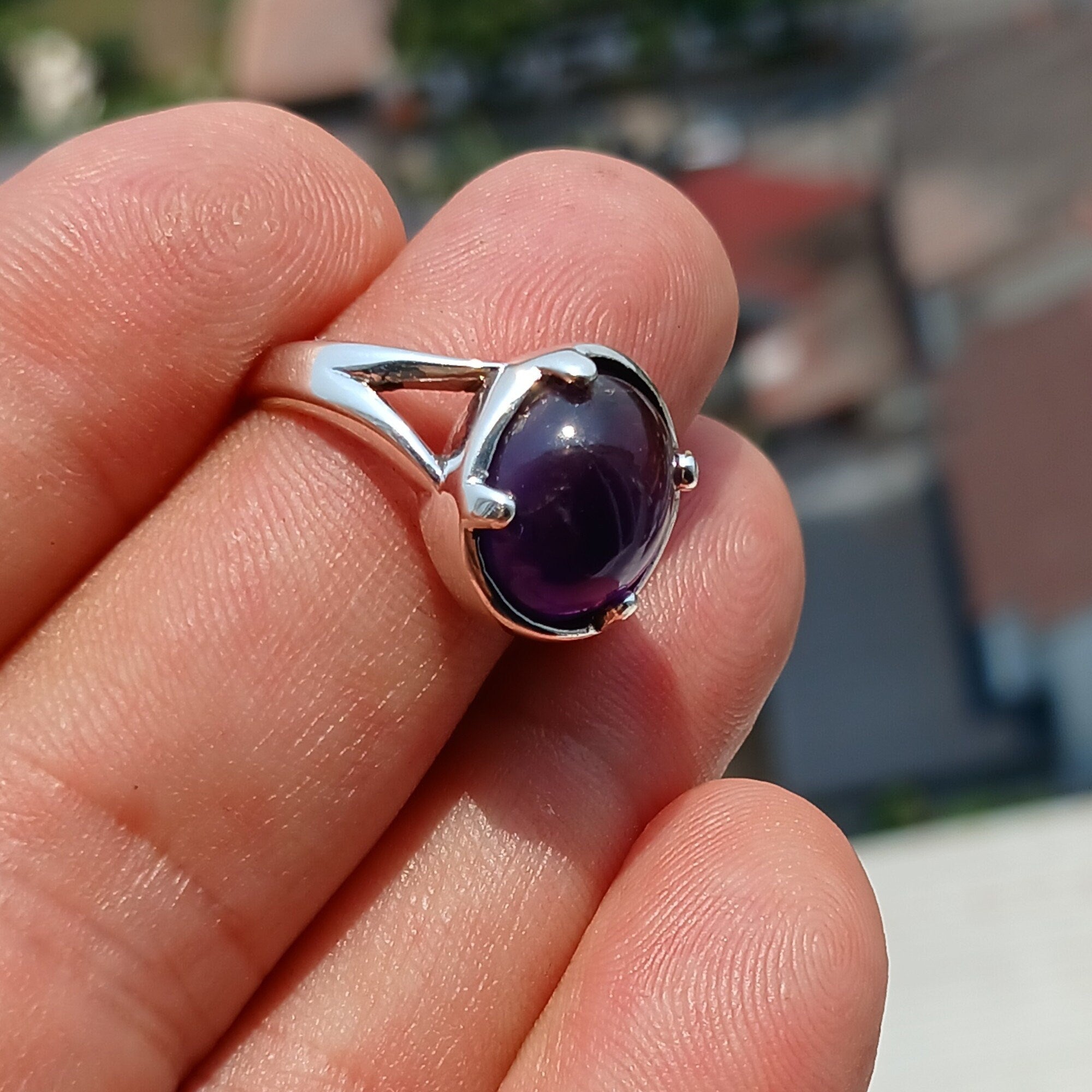 Elegant purple Amethyst solitaire ring in sterling silver, showcasing a polished finish and hallmarked 925 for authenticity.