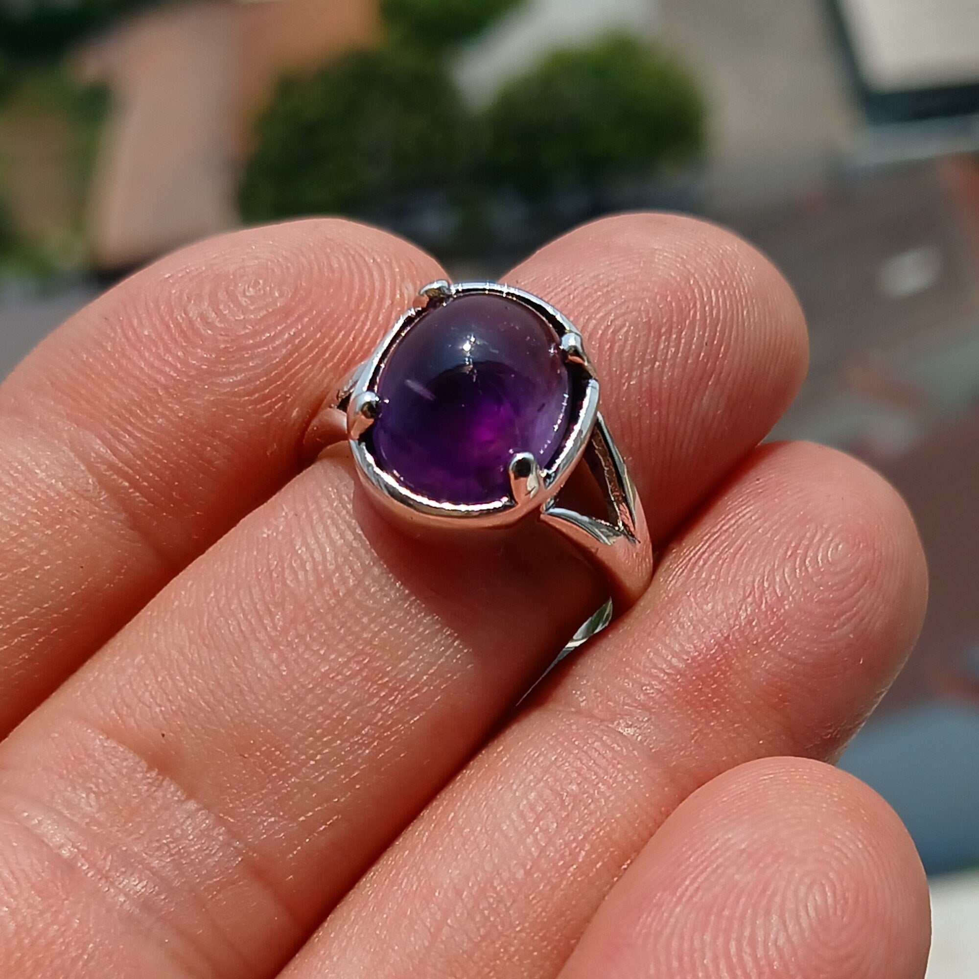 Elegant purple Amethyst solitaire ring in sterling silver, showcasing a polished finish and hallmarked 925 for authenticity.
