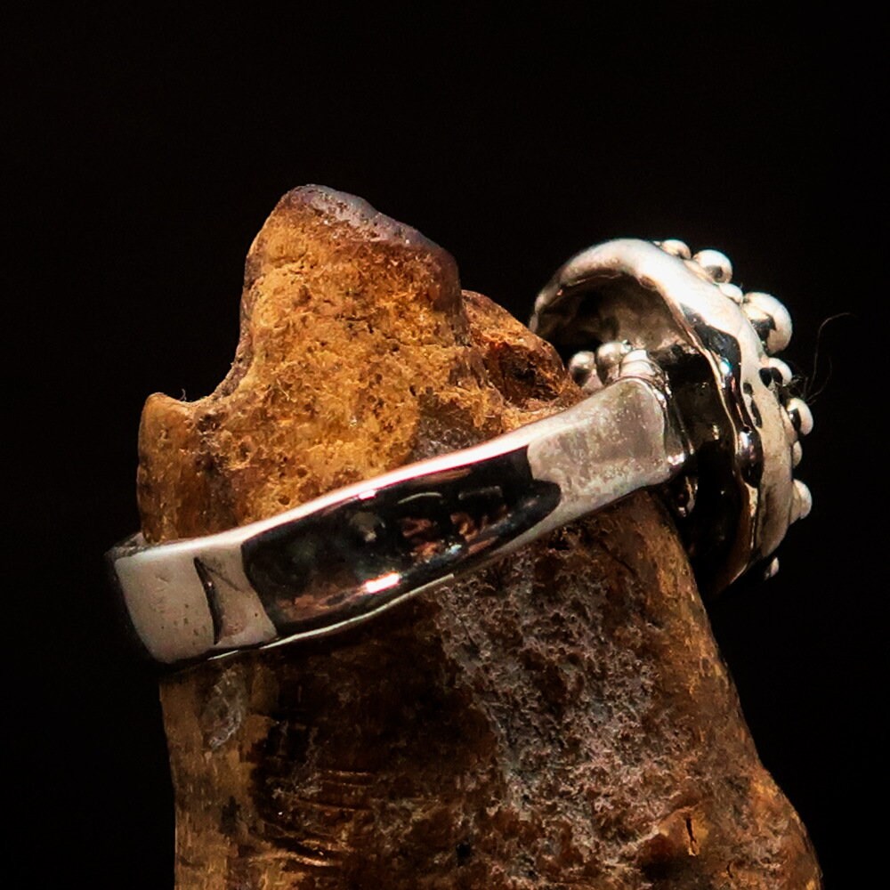 A beautifully crafted red garnet ring set in polished sterling silver, featuring an oval cut garnet and hallmarked 925 for authenticity.