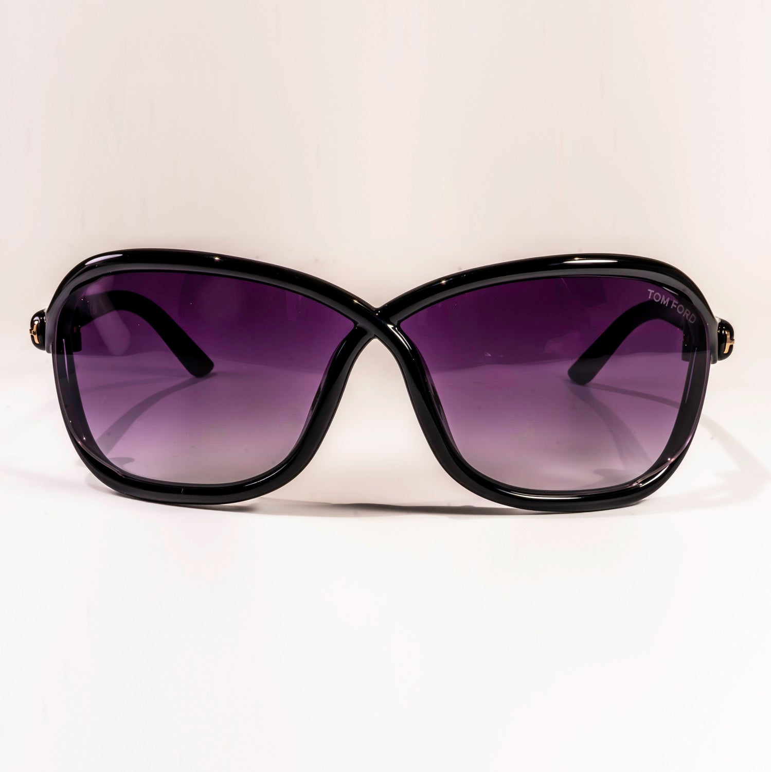 Tom Ford Fernando TF1069 full rim square frame sunglasses made of acetate, featuring a stylish design and comfortable fit.