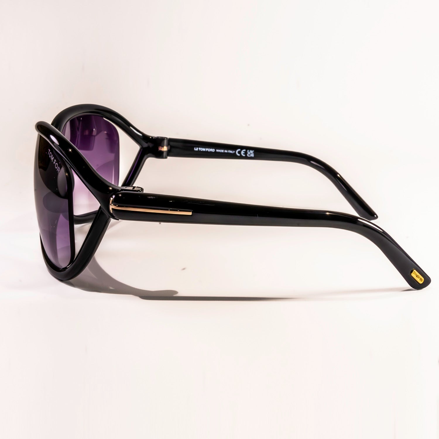 Tom Ford Fernando TF1069 full rim square frame sunglasses made of acetate, featuring a stylish design and comfortable fit.