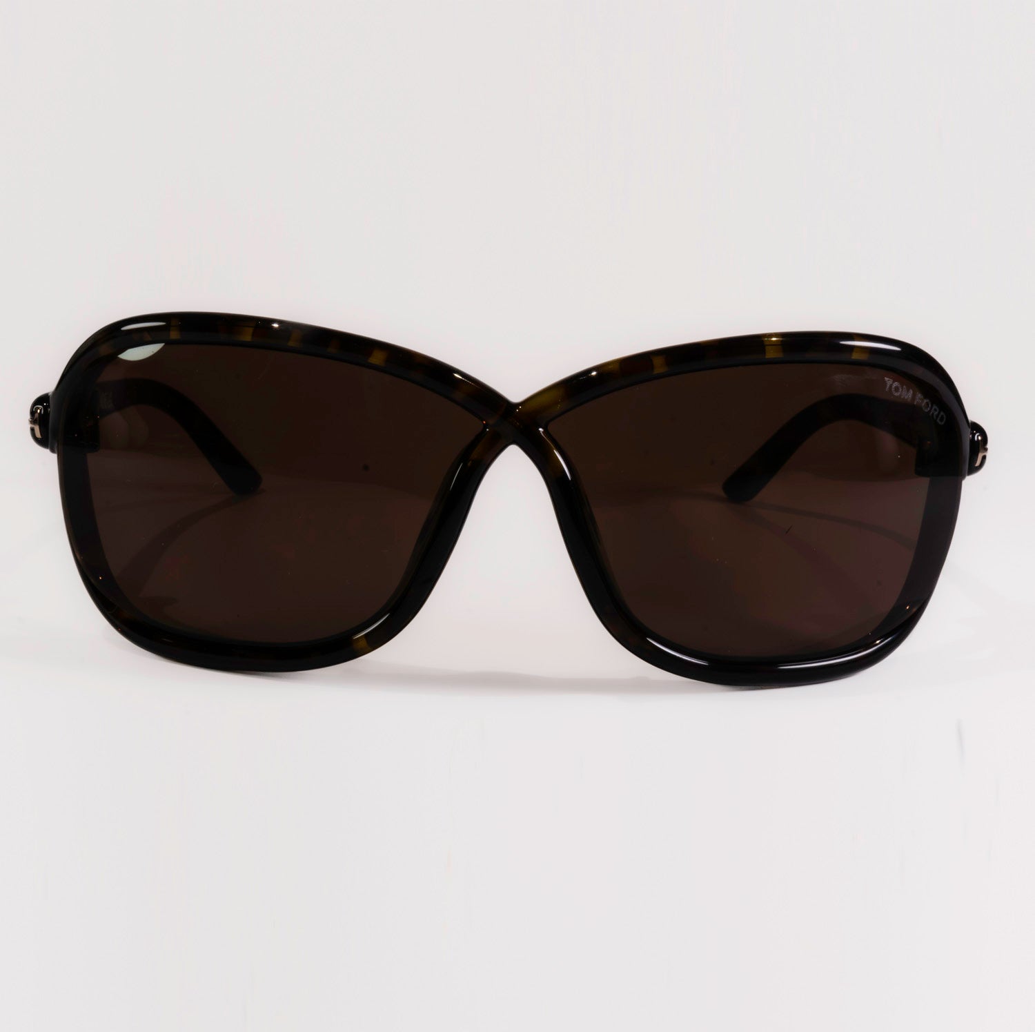 Tom Ford Fernando TF1069 full rim square frame sunglasses made of acetate, featuring a stylish design and comfortable fit.