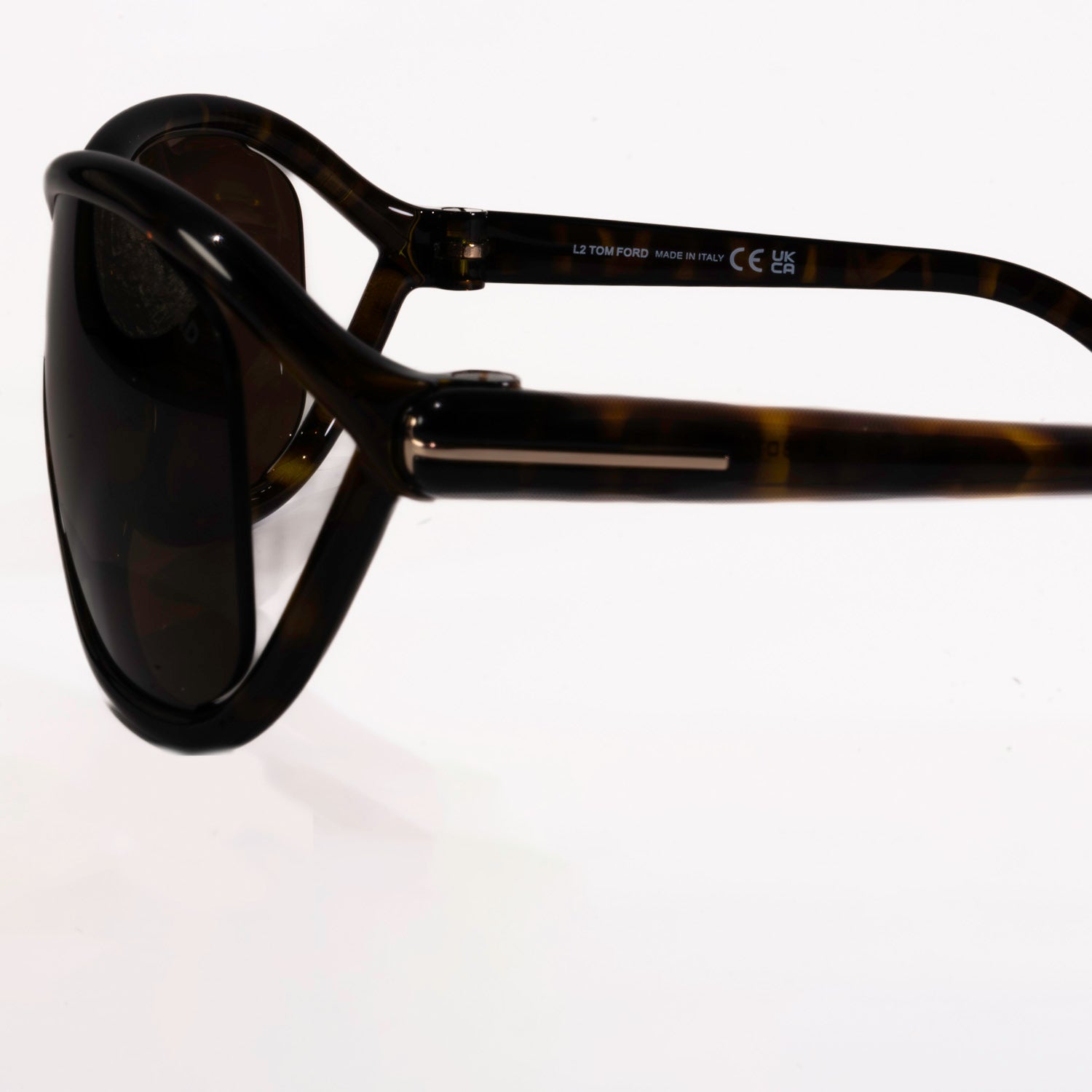 Tom Ford Fernando TF1069 full rim square frame sunglasses made of acetate, featuring a stylish design and comfortable fit.