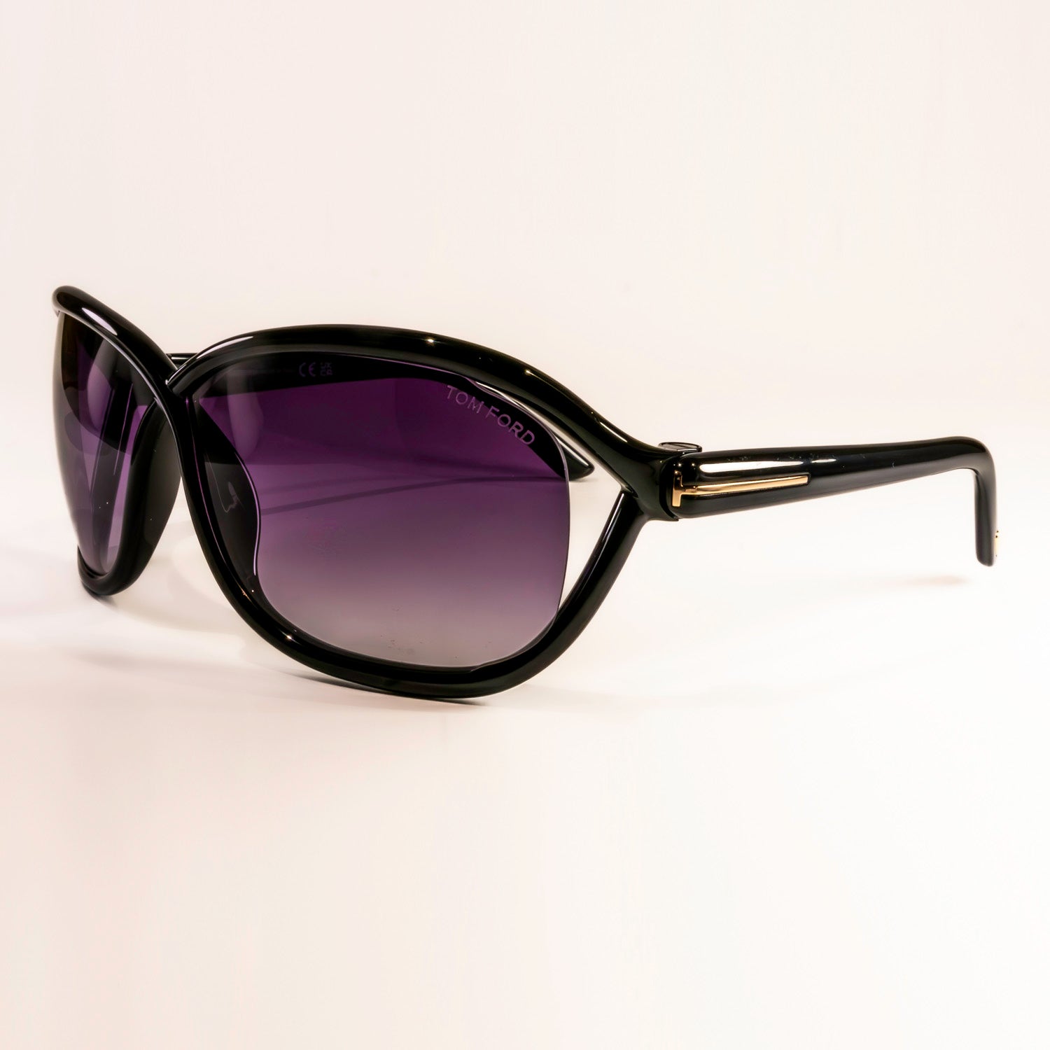 Tom Ford Fernando TF1069 full rim square frame sunglasses made of acetate, featuring a stylish design and comfortable fit.