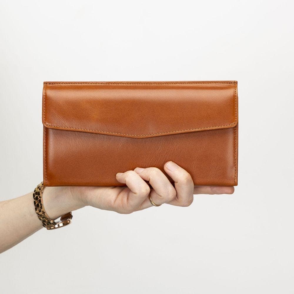 Vince Women's Leather Wallet in elegant design, showcasing genuine leather craftsmanship with card slots and banknote compartment.