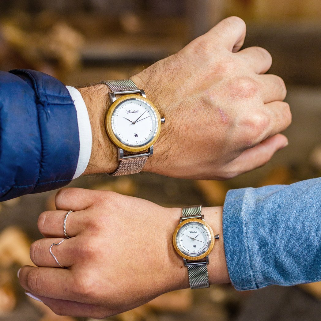 Waidzeit Grapevine Wine Barrel Mesh Gentlemen watch featuring an oak wood case, cork-shaped crown, and stylish mesh strap.