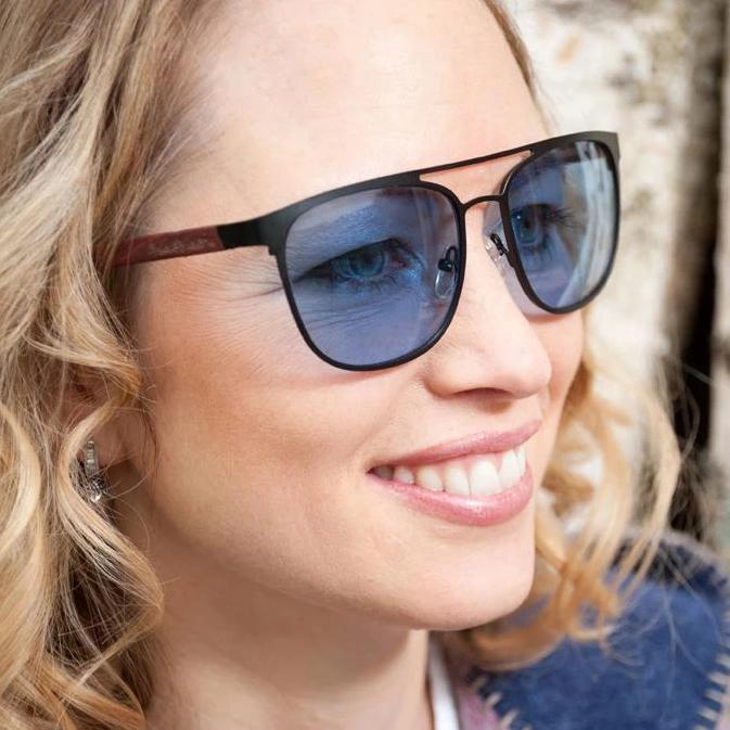 Waidzeit Lake View Sunglasses made of sandalwood and titanium, showcasing a sporty design with polarized lenses.
