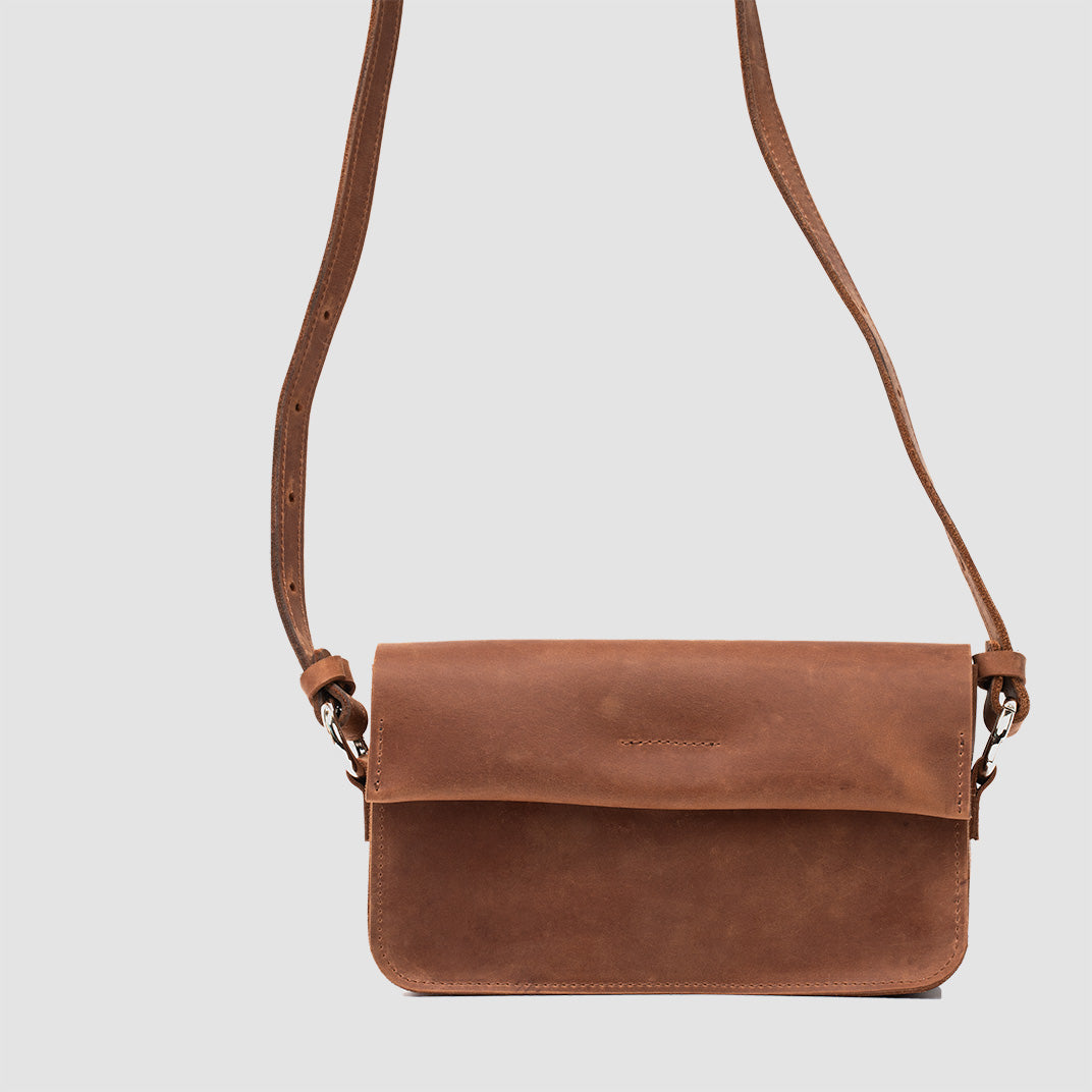 Classy Leather Shoulder Bag in Cognac Brown, featuring a minimal design, spacious interior, and adjustable strap for versatile wear.