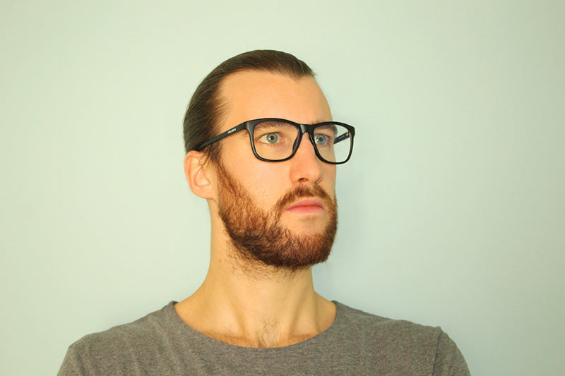 Okulars Eco Nordic Luce Blu - Black glasses with a sleek design, made from recycled materials, displayed with a microfiber case.