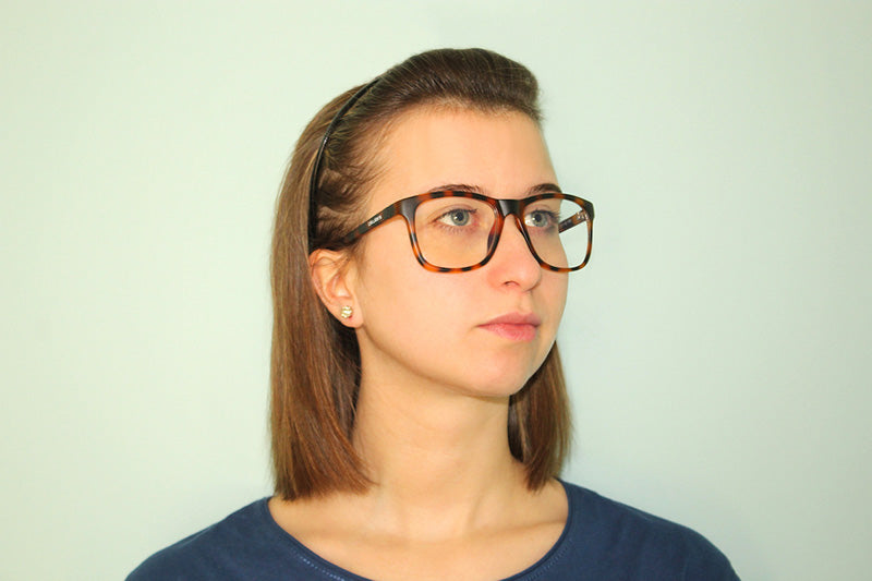 Okulars Eco Nordic Luce Blu - Sand glasses with a matte finish, displayed with a velvet case and cleaning cloth.