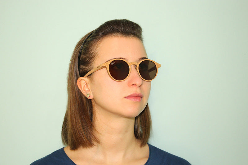 Okulars® Oak Sunset sunglasses in Marrone with natural cork frame and polarized lenses, displayed elegantly.