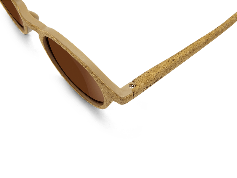 Okulars® Oak Sunset sunglasses in Marrone with natural cork frame and polarized lenses, displayed elegantly.