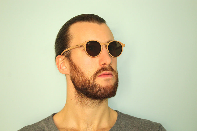 Okulars® Oak Sunset sunglasses in Marrone with natural cork frame and polarized lenses, displayed elegantly.