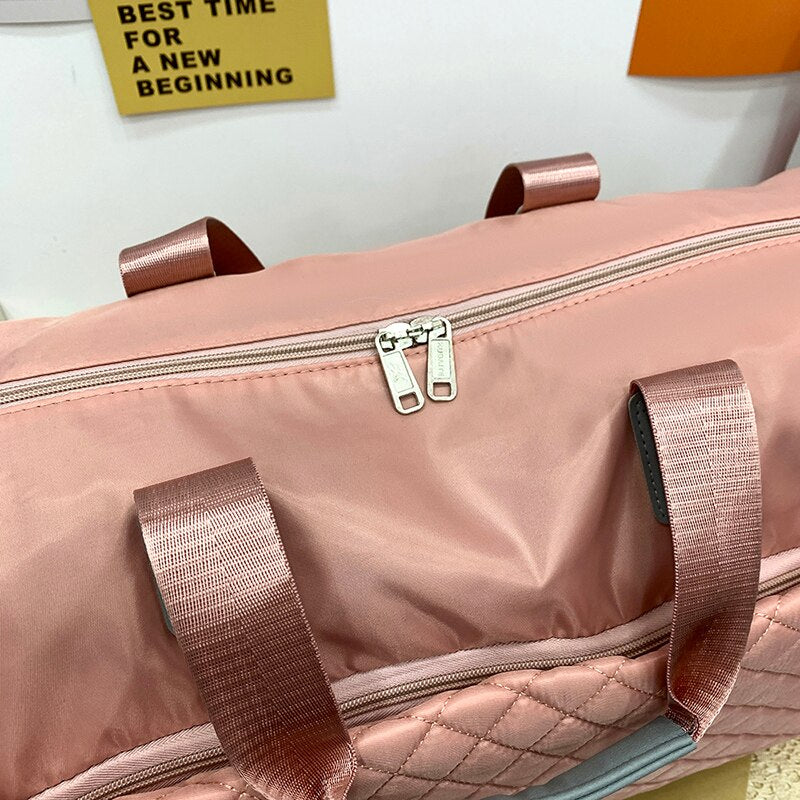 Foldable Shoulder Travel Bag for women, featuring a stylish diamond lattice pattern and spacious design, perfect for travel and daily use.