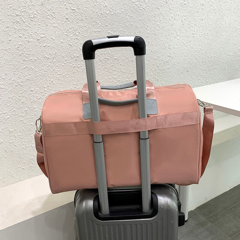 Foldable Shoulder Travel Bag for women, featuring a stylish diamond lattice pattern and spacious design, perfect for travel and daily use.