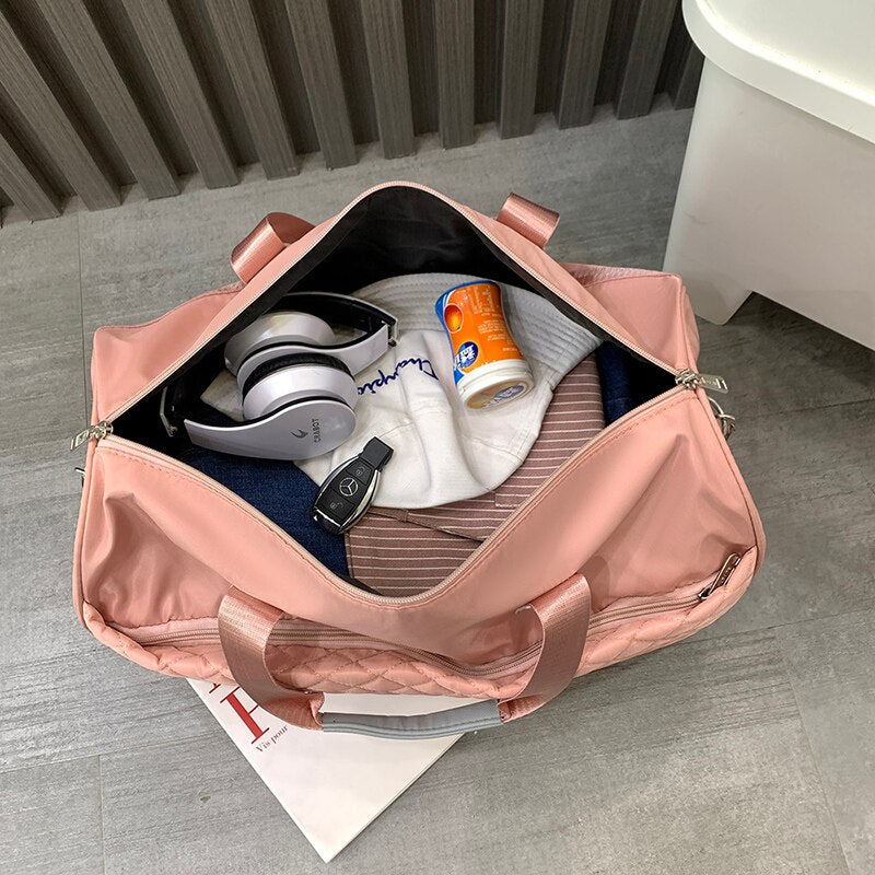 Foldable Shoulder Travel Bag for women, featuring a stylish diamond lattice pattern and spacious design, perfect for travel and daily use.