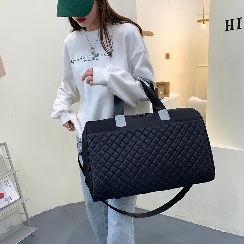 Foldable Shoulder Travel Bag for women, featuring a stylish diamond lattice pattern and spacious design, perfect for travel and daily use.