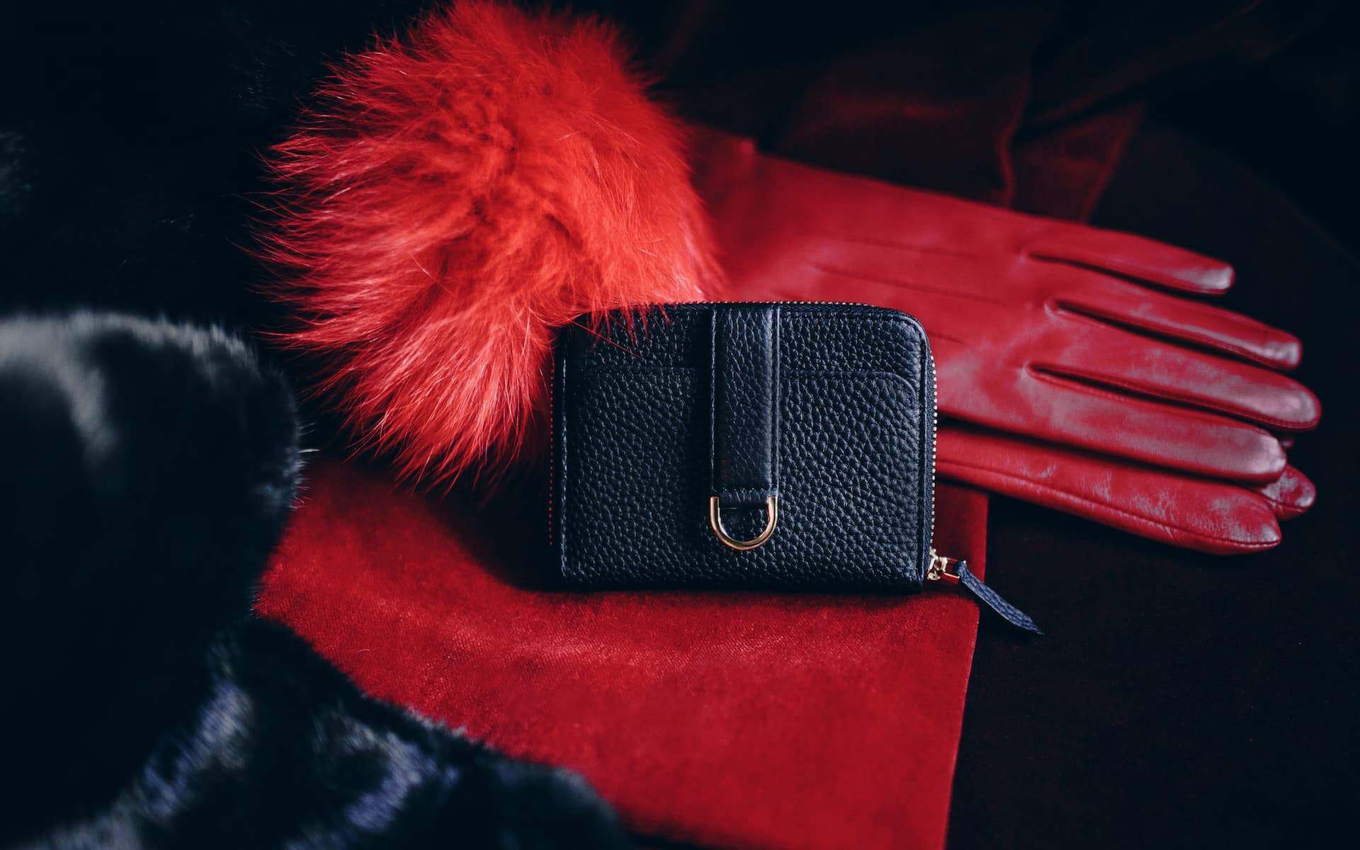 BELGRAVIA Zipper Wallet made of premium Italian leather with RFID protection, featuring a magnetic clasp and multiple card slots.