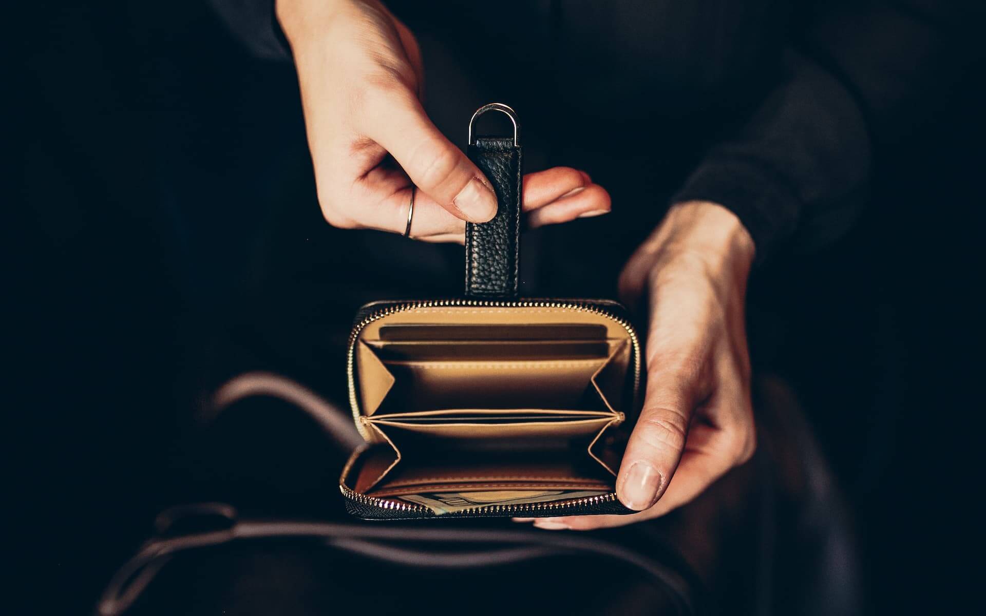 BELGRAVIA Zipper Wallet made of premium Italian leather with RFID protection, featuring a magnetic clasp and multiple card slots.