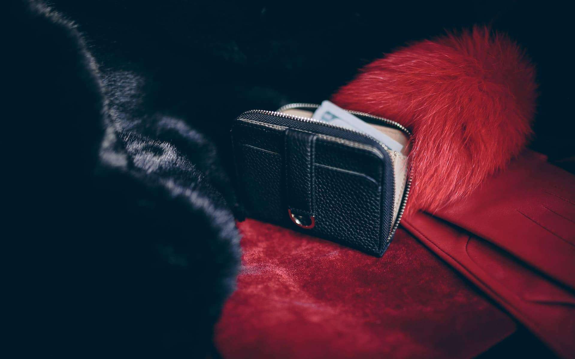 BELGRAVIA Zipper Wallet made of premium Italian leather with RFID protection, featuring a magnetic clasp and multiple card slots.