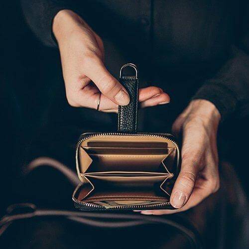 BELGRAVIA Zipper Wallet made of premium Italian leather with RFID protection, featuring a magnetic clasp and multiple card slots.