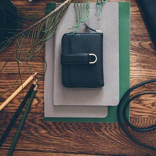 BELGRAVIA Zipper Wallet made of premium Italian leather with RFID protection, featuring a magnetic clasp and multiple card slots.