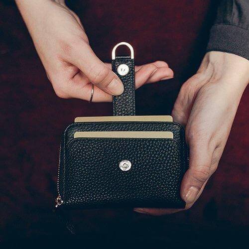 BELGRAVIA Zipper Wallet made of premium Italian leather with RFID protection, featuring a magnetic clasp and multiple card slots.