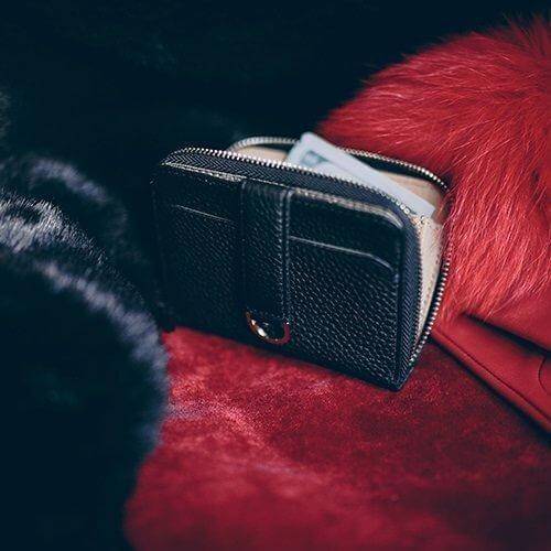 BELGRAVIA Zipper Wallet made of premium Italian leather with RFID protection, featuring a magnetic clasp and multiple card slots.