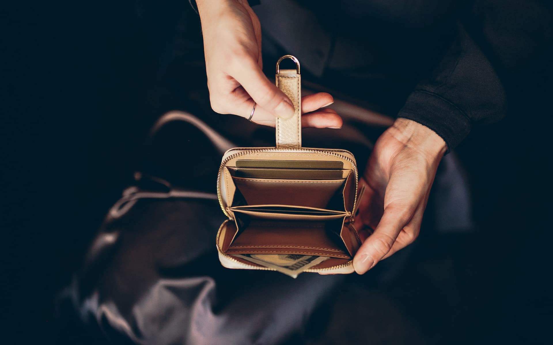 BELGRAVIA Zipper Wallet made of premium Italian leather with RFID protection, featuring a magnetic clasp and multiple card slots.