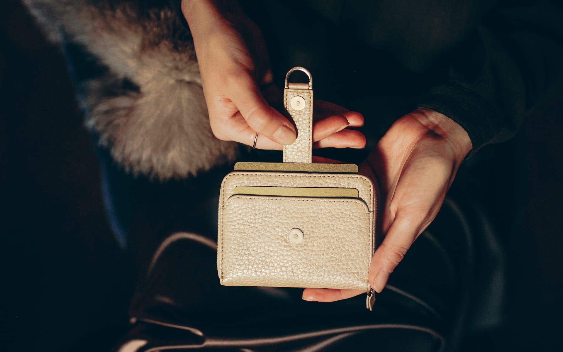 BELGRAVIA Zipper Wallet made of premium Italian leather with RFID protection, featuring a magnetic clasp and multiple card slots.