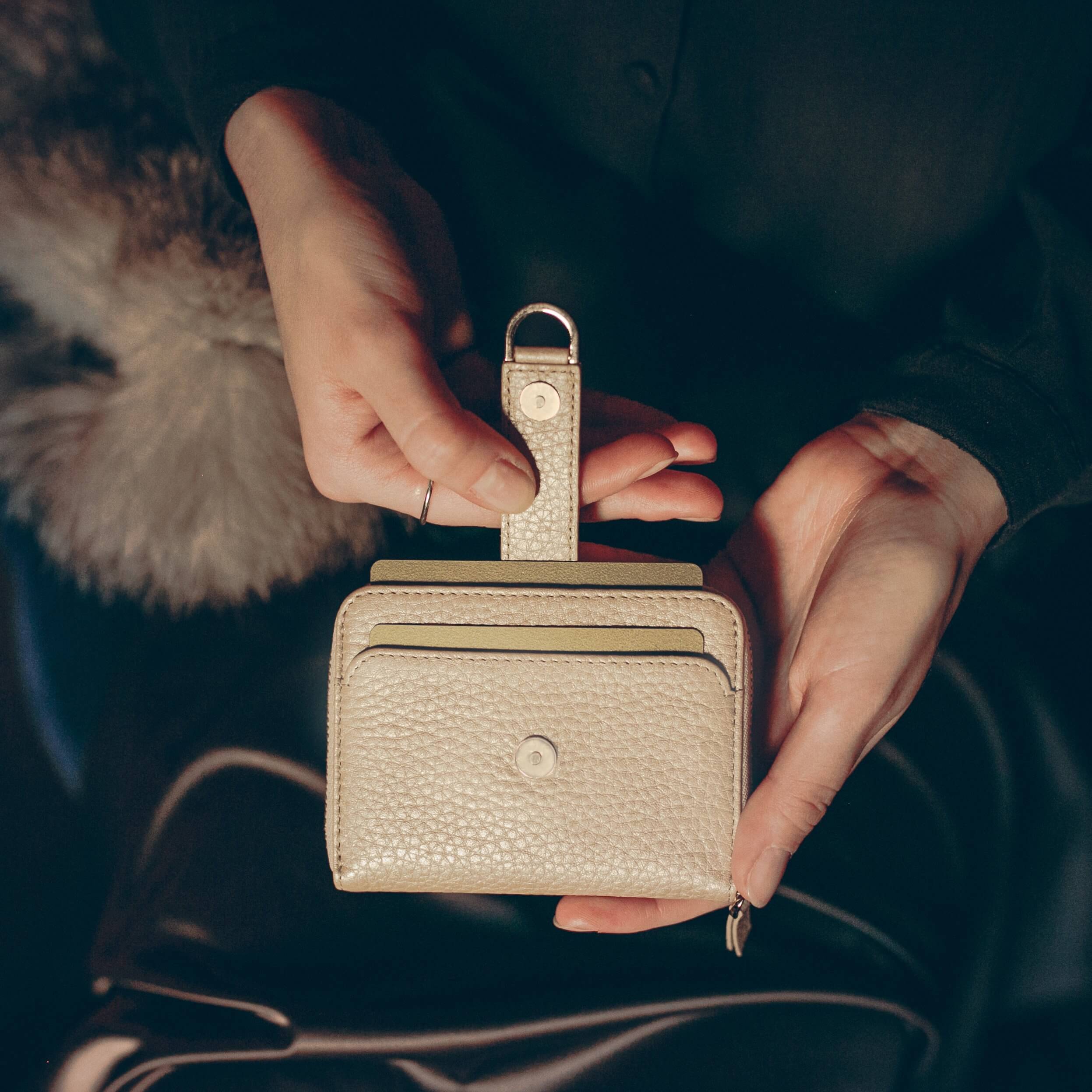 BELGRAVIA Zipper Wallet made of premium Italian leather with RFID protection, featuring a magnetic clasp and multiple card slots.