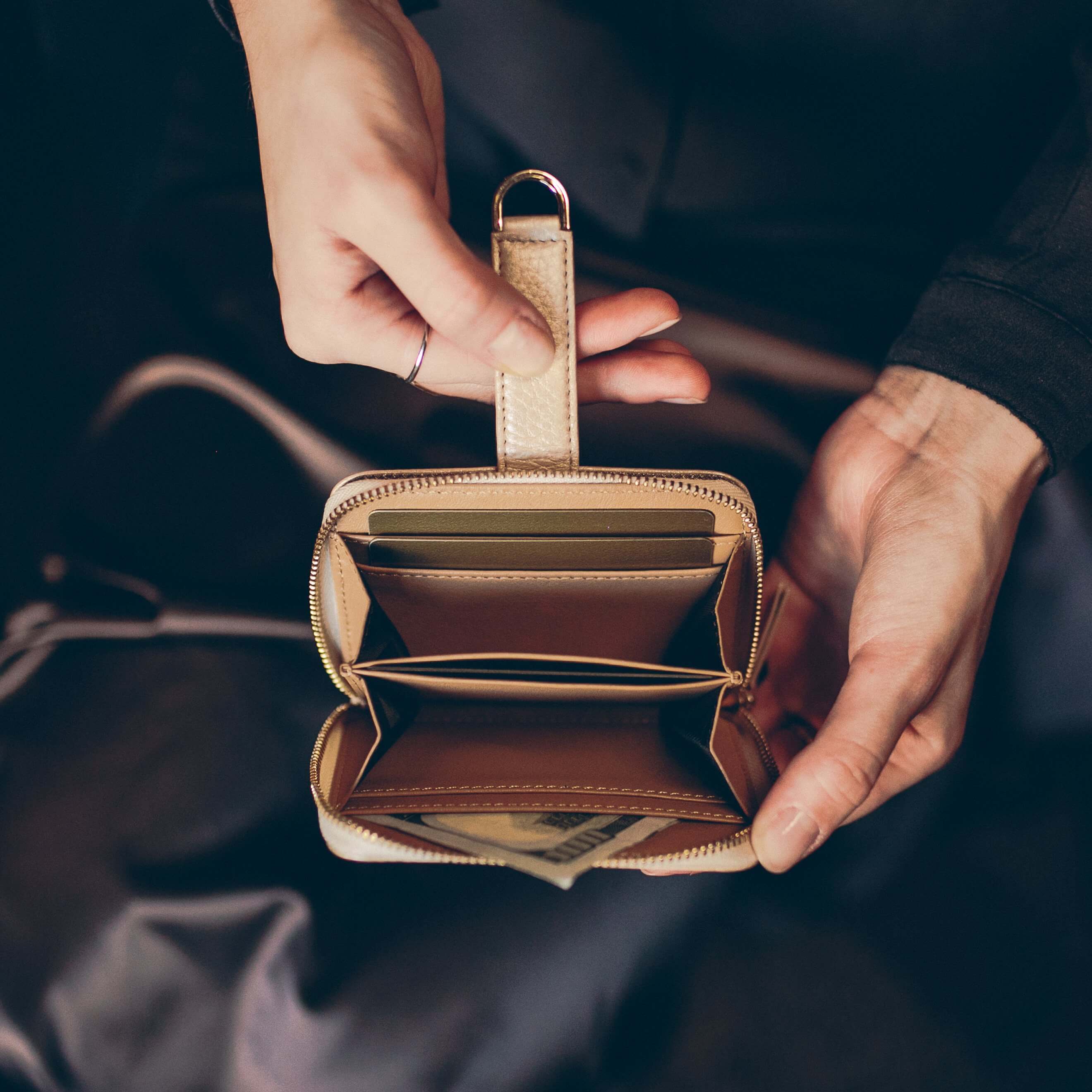 BELGRAVIA Zipper Wallet made of premium Italian leather with RFID protection, featuring a magnetic clasp and multiple card slots.