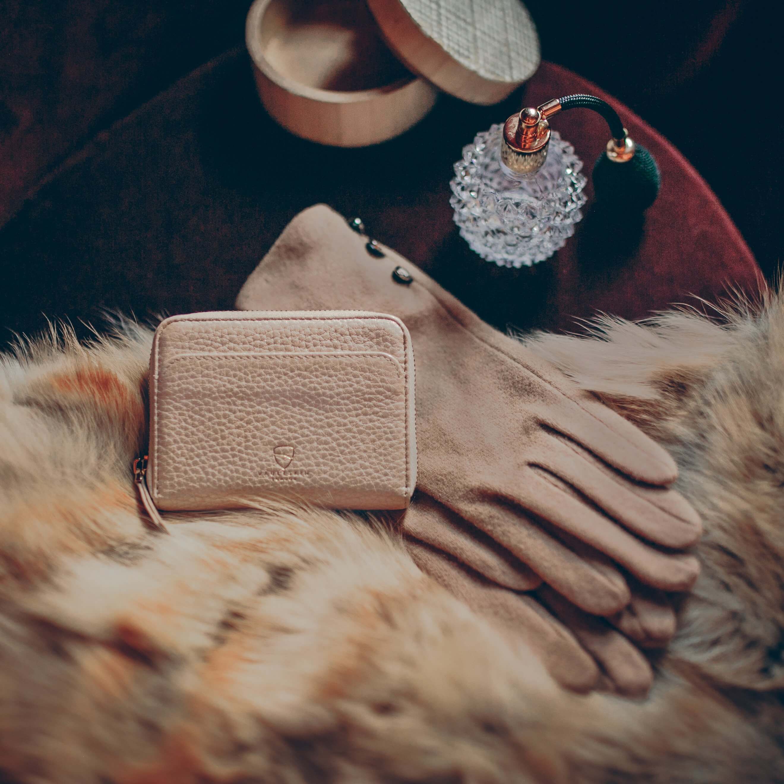 BELGRAVIA Zipper Wallet made of premium Italian leather with RFID protection, featuring a magnetic clasp and multiple card slots.