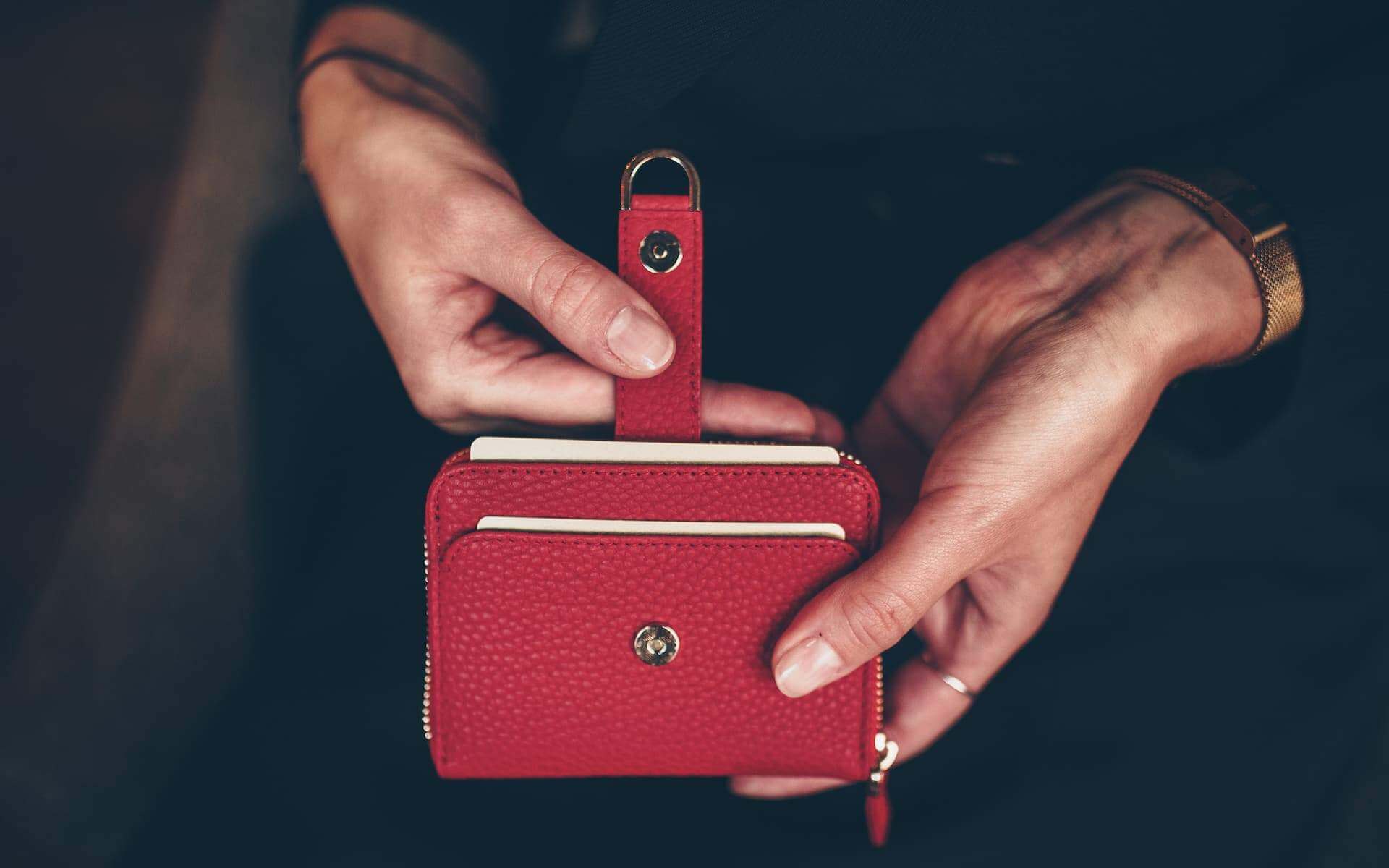 BELGRAVIA Zipper Wallet made of premium Italian leather with RFID protection, featuring a magnetic clasp and multiple card slots.