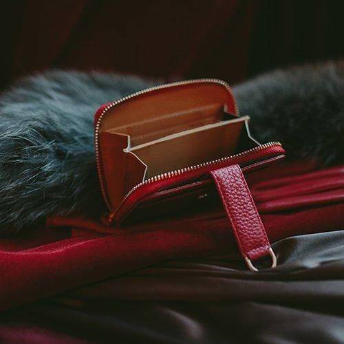 BELGRAVIA Zipper Wallet made of premium Italian leather with RFID protection, featuring a magnetic clasp and multiple card slots.