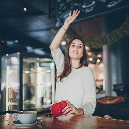 BELGRAVIA Zipper Wallet made of premium Italian leather with RFID protection, featuring a magnetic clasp and multiple card slots.