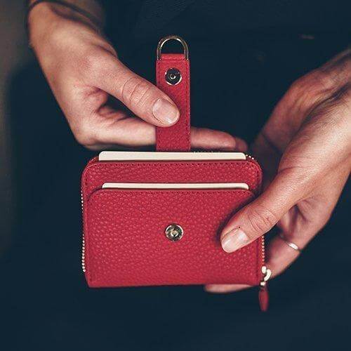 BELGRAVIA Zipper Wallet made of premium Italian leather with RFID protection, featuring a magnetic clasp and multiple card slots.