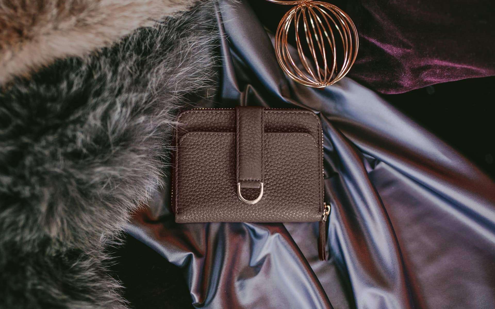 BELGRAVIA Zipper Wallet made of premium Italian leather with RFID protection, featuring a magnetic clasp and multiple card slots.
