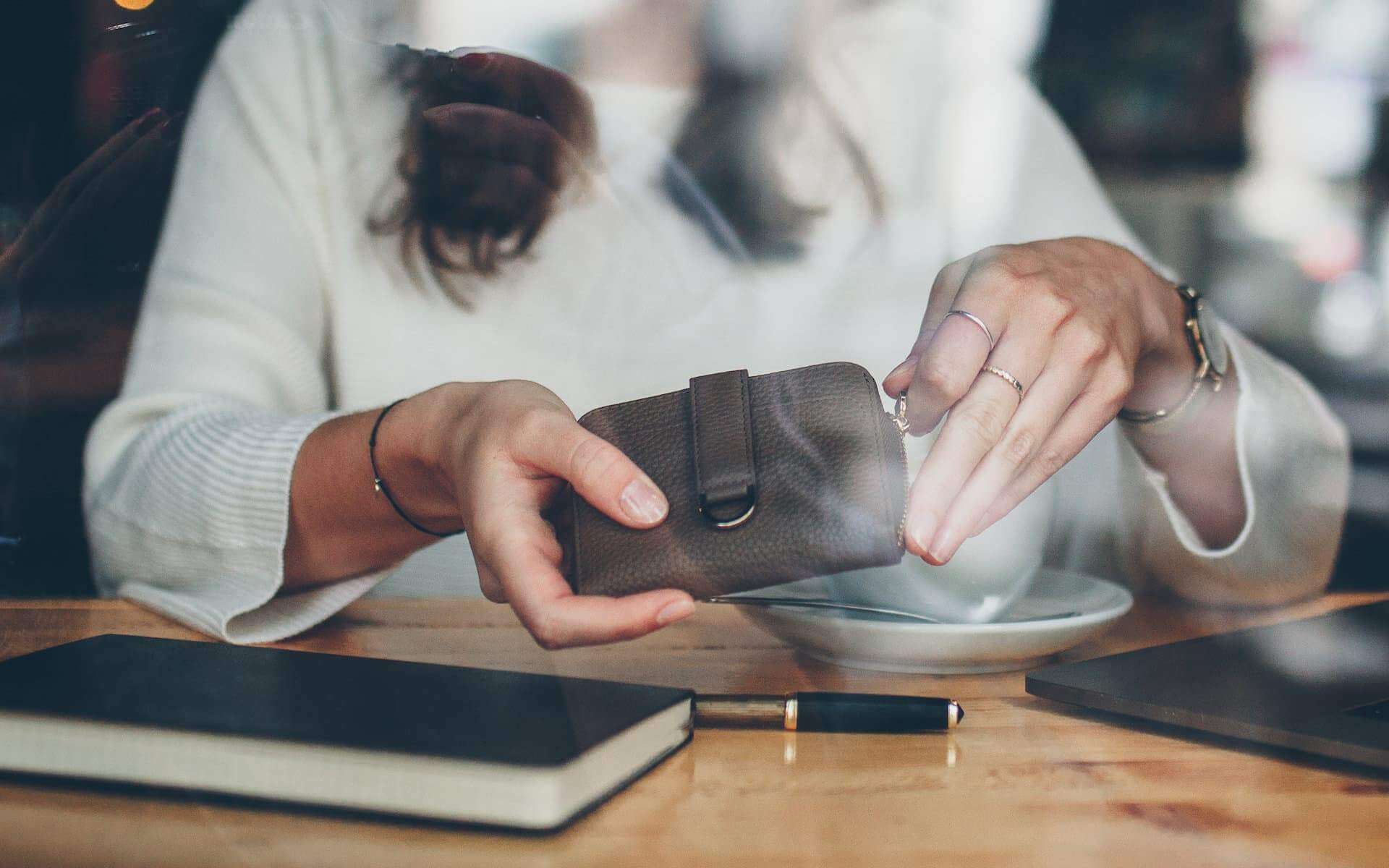 BELGRAVIA Zipper Wallet made of premium Italian leather with RFID protection, featuring a magnetic clasp and multiple card slots.