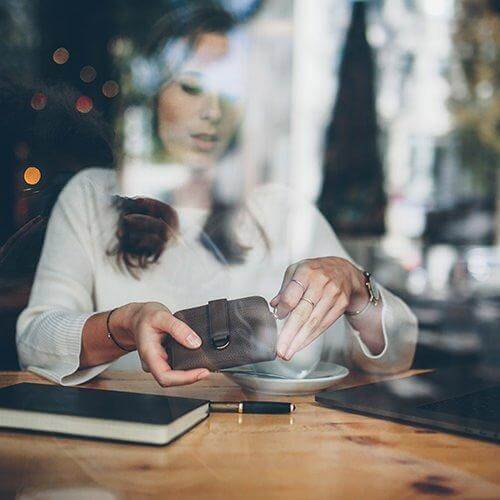 BELGRAVIA Zipper Wallet made of premium Italian leather with RFID protection, featuring a magnetic clasp and multiple card slots.