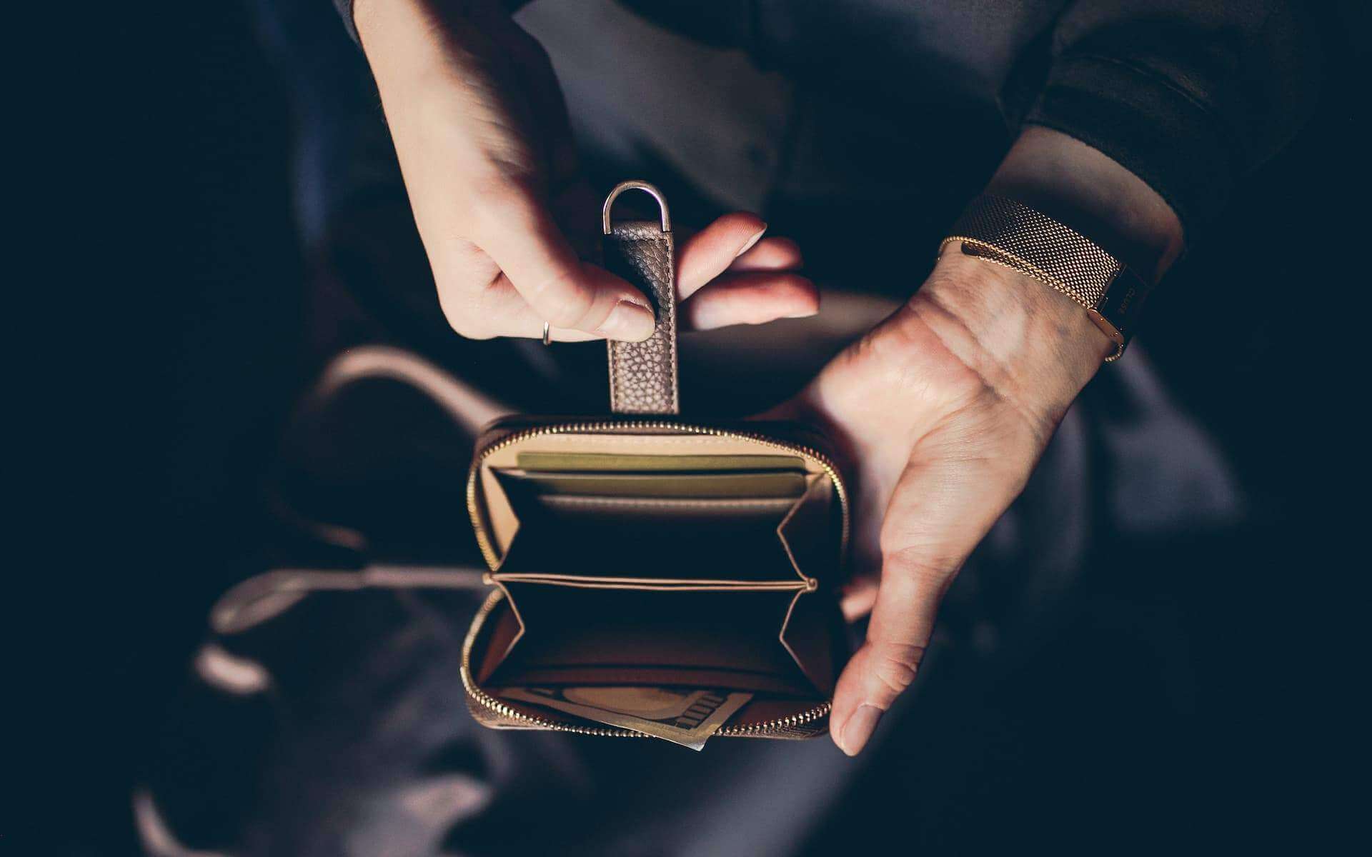 BELGRAVIA Zipper Wallet made of premium Italian leather with RFID protection, featuring a magnetic clasp and multiple card slots.